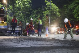 Baca juga : Tembus 60 Ton Hotmix, DSDABM Surabaya Perbaiki Jalan Berlubang
