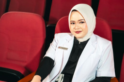 Besar dari Keluarga Dokter, Atika Bangga Lulus FK Unusa