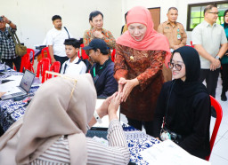 Khofifah Tinjau SPMB di Surabaya, Pastikan Berjalan Lancar