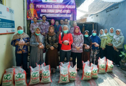 Tinjau Penyaluran BPNT APBD, Ning Ita Pastikan Tepat Sasaran