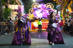 Tampilkan Kerajaan Bunga Anggrek di Dhoho Night Carnival 2026