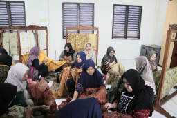 Pemkot Mojokerto Gelar Pelatihan Mewarnai Batik