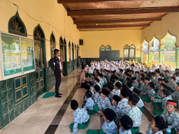 KAI Daop 7 Madiun Sosialisasi dan Salurkan Bantuan TJSL di MI Al Huda Bogo