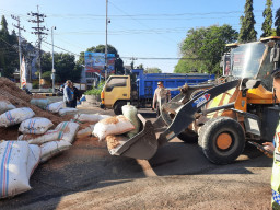 Truk Bermuatan Serbuk Kayu Terguling di Simpang Alun-Alun