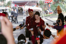 Kenakan Pakaian Khas Kabupaten Kediri di Upacara Kemerdekaan