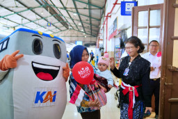 Diajak Rayakan HUT ke-81 RI di Stasiun dan di Atas Kereta Api