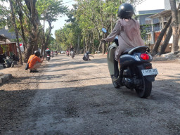 Diperkuat Tiang Pancang, Cegah Jalan Kembali Miring