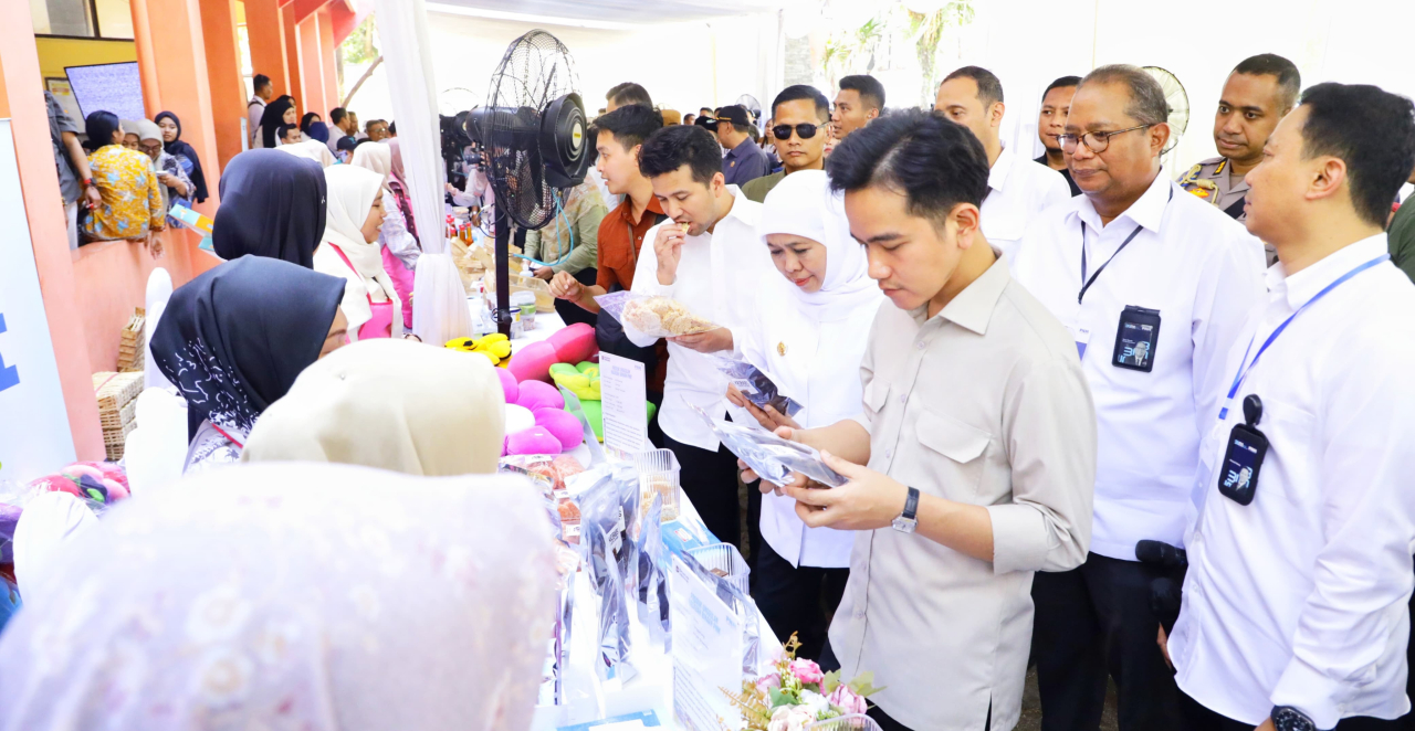 Gubernur Khofifah dan Wakil Presiden RI Gibran Rakabuming mengapresiasi semangat pendamping dan nasabah program Membina Ekonomi Keluarga Sejahtera Mekaar Binaan PT. Permodalan Nasional Madani PNM. foto: KIP for ayojatim.