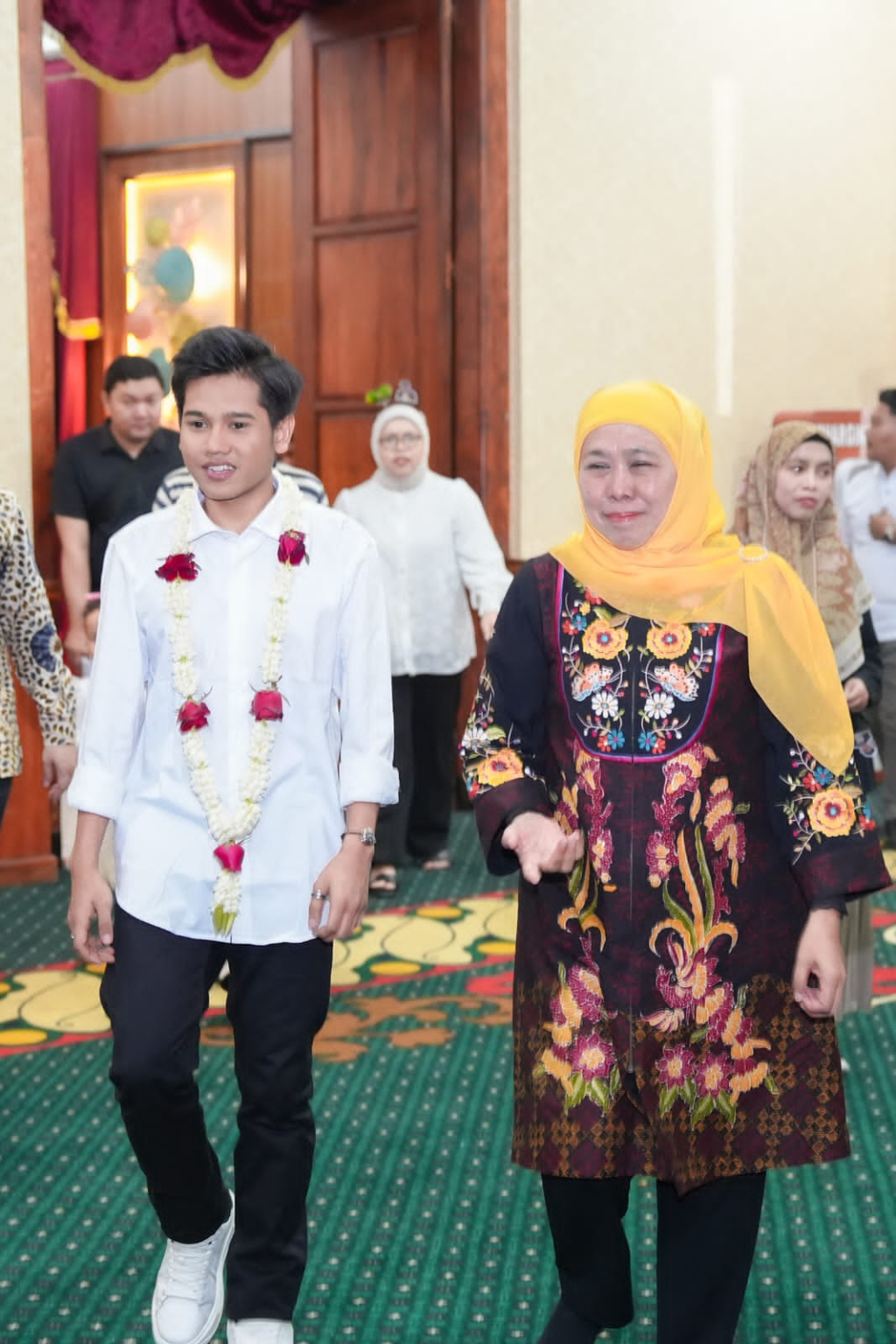 Gubernur Jatim, Khofifah saat menyambut Valen Akbar. (Istimewa)