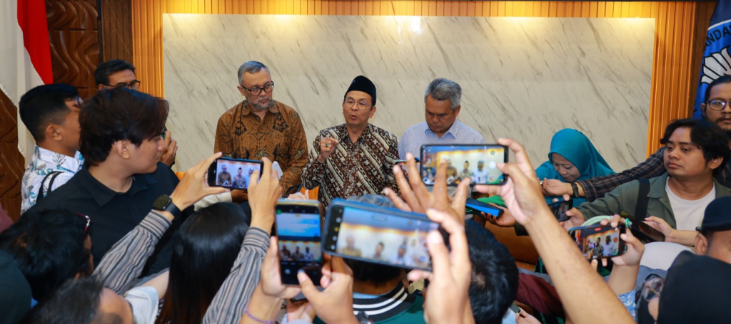 Rektor Unair, Prof Muhammad Madyan dan jajaran saat mengumumkan UTBK SNBT 2026. FOTO/istimewa