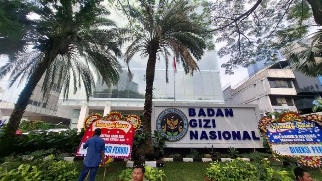 Gedung BGN dengan sejumlah karangan bungan.