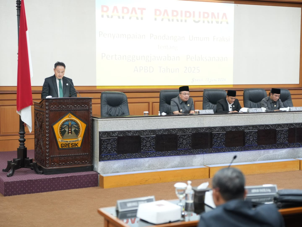 SOROTI. Nur Yahya Hanafi membacakan PU FPKB DPRD Gresik dalam rapat paripurna. Foto : much shopii