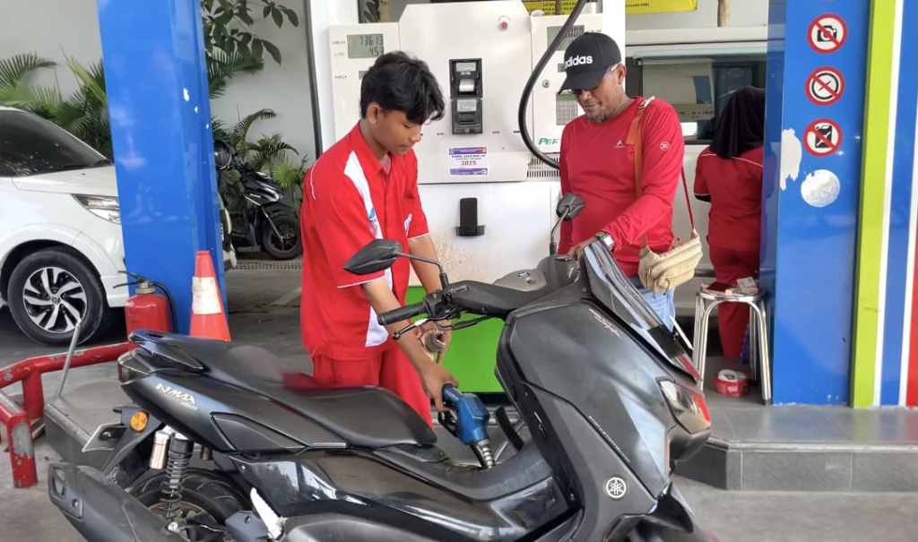 Antrian panjang untuk mendapatkan Pertalite di SPBU di Lamongan. Kondisi ini terjadi menjelang dan saat kenaikan hampir Rp 4.000 atas harga Pertamax, Rabu (10/6/2026). (dok/harianduta.id)