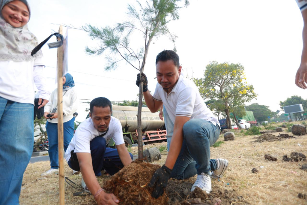 Penanaman pohon untuk menjaga iklim dan lingkungan. FOTO/ist