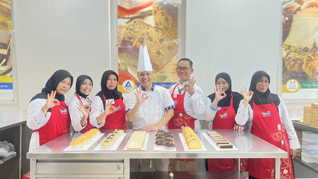 Enam guru SMKN 3 Kediri memamerkan hasil karyanya. FOTO/ist