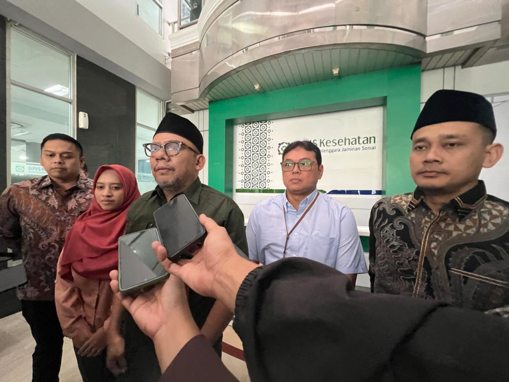 Direktur Kepesertaan BPJS Kesehatan, Akmal Budi Yulianto (tengah) bersama pihak terkait usai Forum SERASI di kantor BPJS Kesehatan Jawa Timur, Jumat (5/6/2026). FOTO/ist
