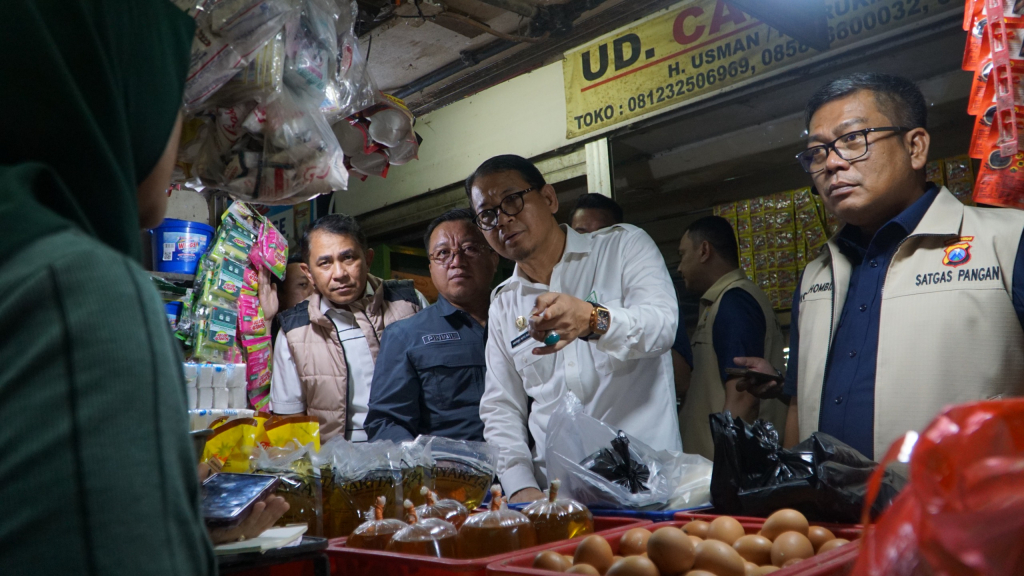 Sidak Pasar Wonokromo untuk memastikan stok dan harga terkendali. FOTO/ist