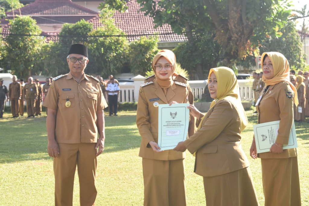 Wali Kota Kediri Vinanda Prameswati menyerahkan SK Kenaikan Pangkat PNS periode 01 Juni 2026. Terdapat 38 PNS yang menerima SK Kenaikan Pangkat. (arya budi/duta)