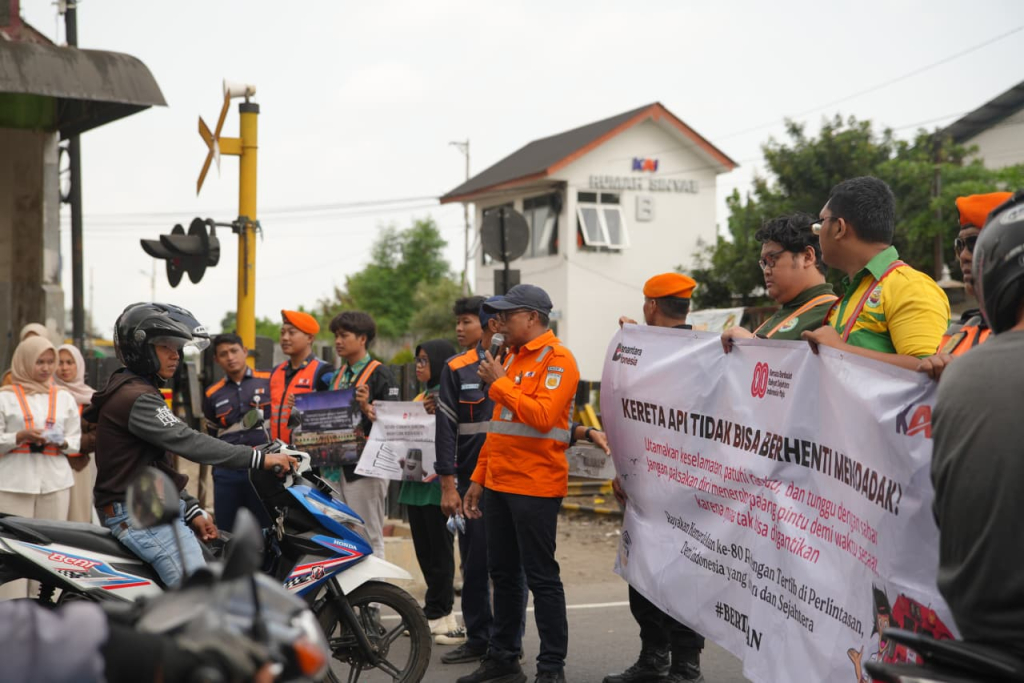 KAI Daop 7 dan Railfans Suarakan Disiplin Berlalu Lintas di Perlintasan Sebidang di Blitar (dok/harianduta.id)