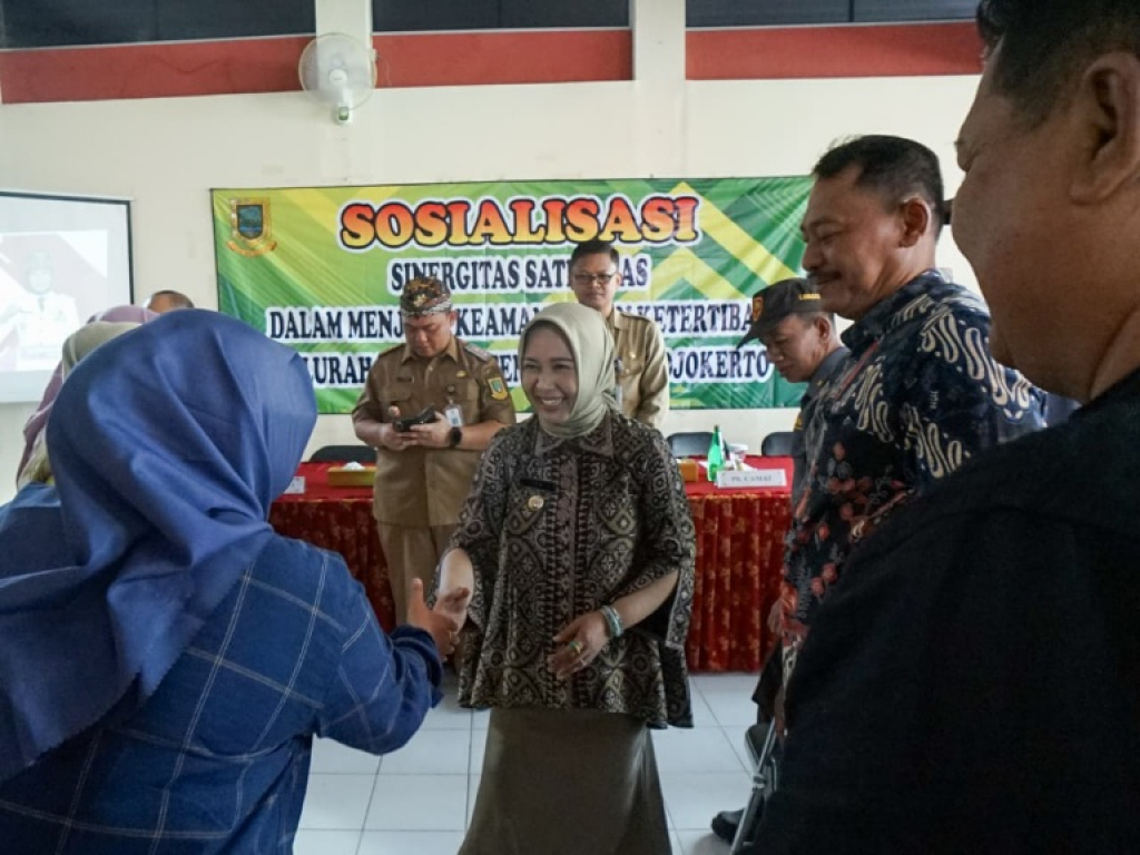 Ning Ita menyapa masyarakat saat Sosialisasi Sinergitas Satlinmas dalam Menjaga Keamanan dan Ketertiban di Kelurahan Purwotengah, Senin (22/6). DUTA/YUSUF W