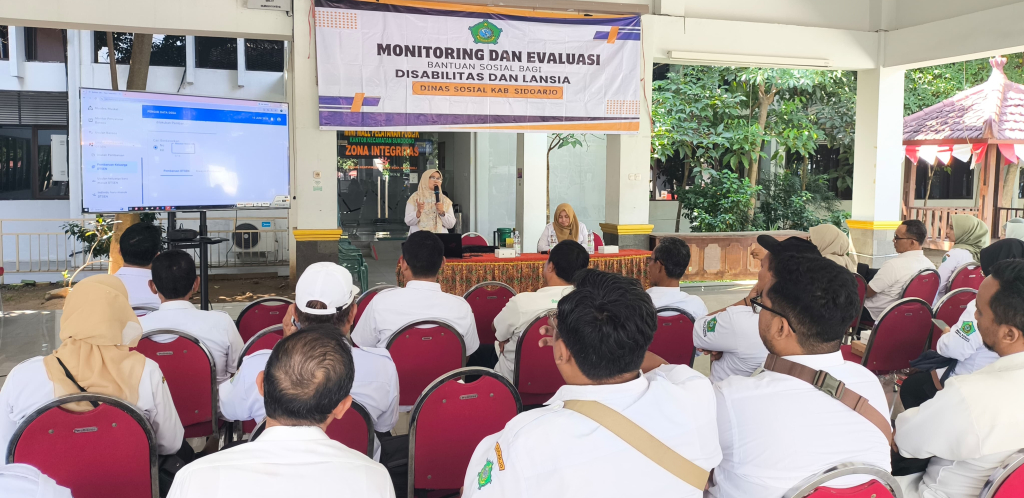 MONEV. Dinsos Sidoarjo perkuat validasi penerima bansos. foto : loetfi