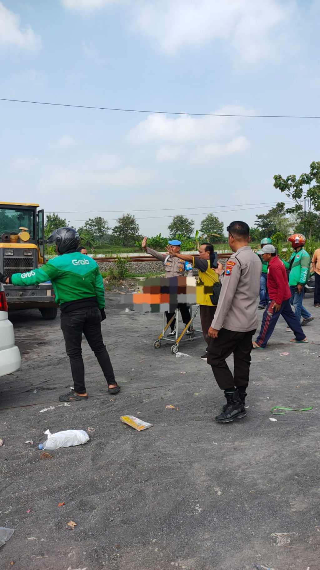 Korban dievakuasi pada kece;akaan mobil Xenia menabrak gerobak sampah, di Jalan Raya Lamongan–Babat, tepatnya di Desa Sukoanyar, Kecamatan Turi, Kabupaten Lamongan, Rabu (3/6/2026). foto: kadam