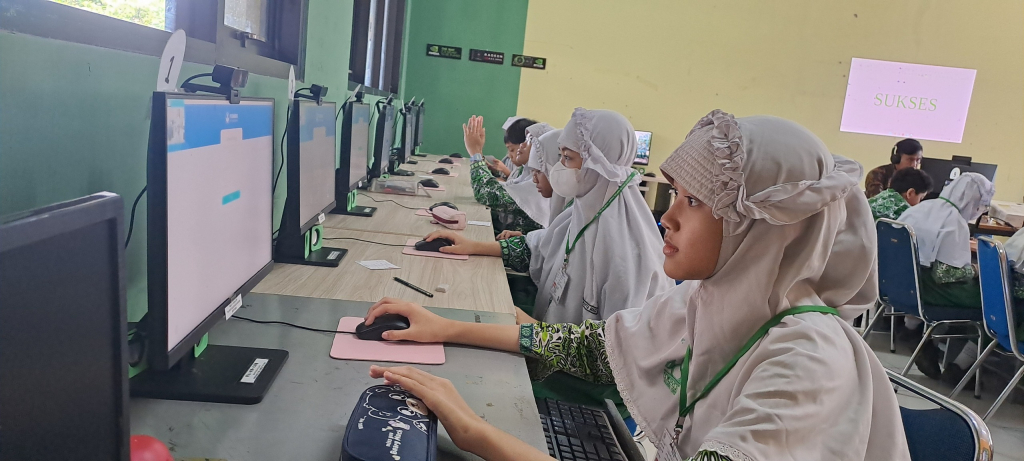 Siswi SD Islam Al Azhar Kelapa Gading Surabaya mengerjakan soal TKA beberapa waktu lalu. DUTA/ist
