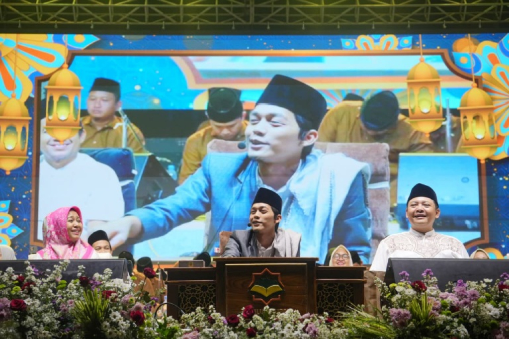 Gus Iqdam diapit Ning Ita dan Wakil Wali Kota Mojokerto Rachman Sidharta Arisandi (Cak Sandi) saat tausiah dalam Tabligh Akbar di TBM Kota Mojokerto. DUTA/YUSUF W