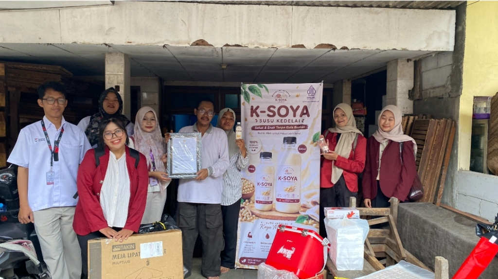 Tim dosen dan mahasiswa S1 Teknik Industri Tel-U Surabaya memberikan sosialisasi dan pendampingan implementasi Sistem Jaminan Produk Halal (SJPH) kepada UD. Kauman Jaya. (dok/harianduta.id)