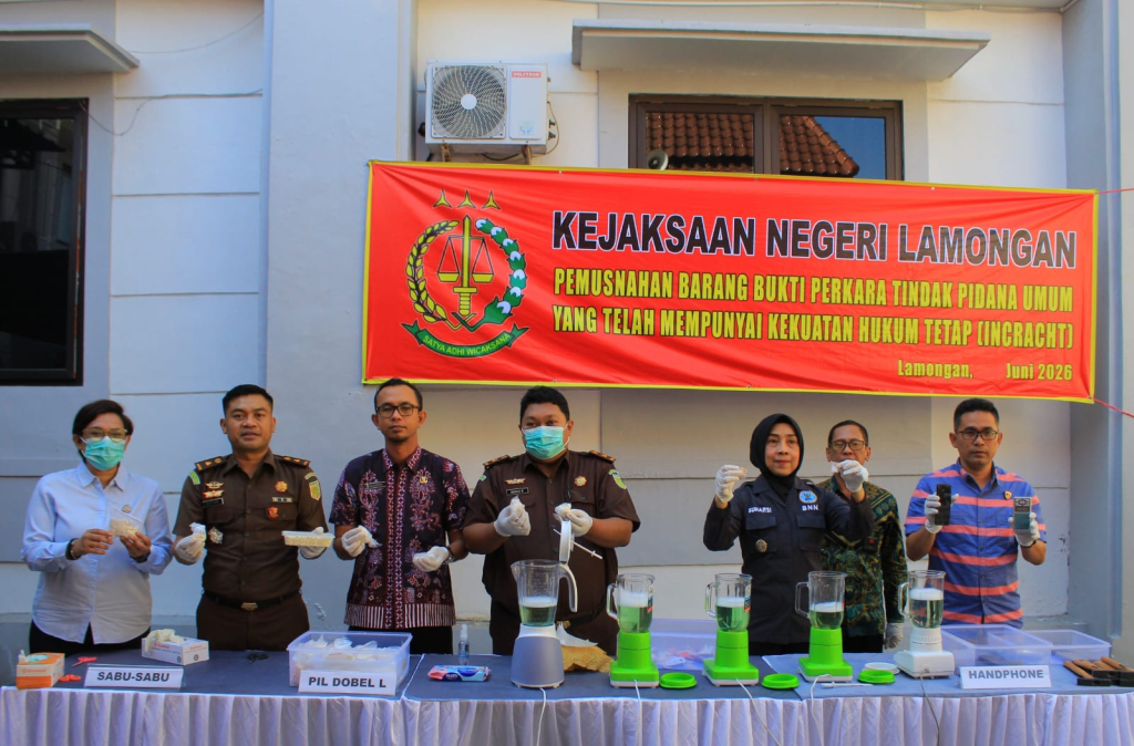Kejaksaan Negeri (Kejari) Lamongan saat memusnahkan barang bukti tindak pidana umum di halaman belakang kantor Kejaksaan Lamongan. (FT/Ardi).