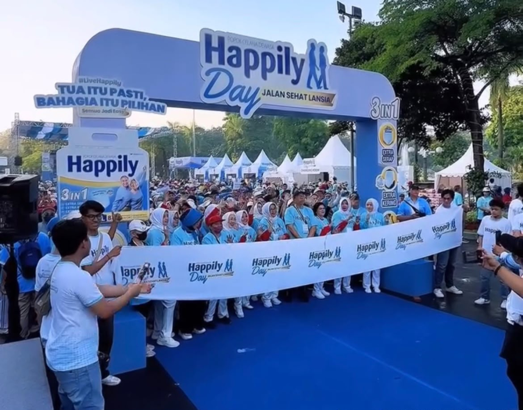 Jalan Sehat 1.000 Lansia bertajuk “Tua Itu Pasti, Bahagia Itu Pilihan” yang digelar Happily produk popok celana dewasa dari  Wings Group Indonesia, Minggu (14/6/2026). (dok/harianduta.id)