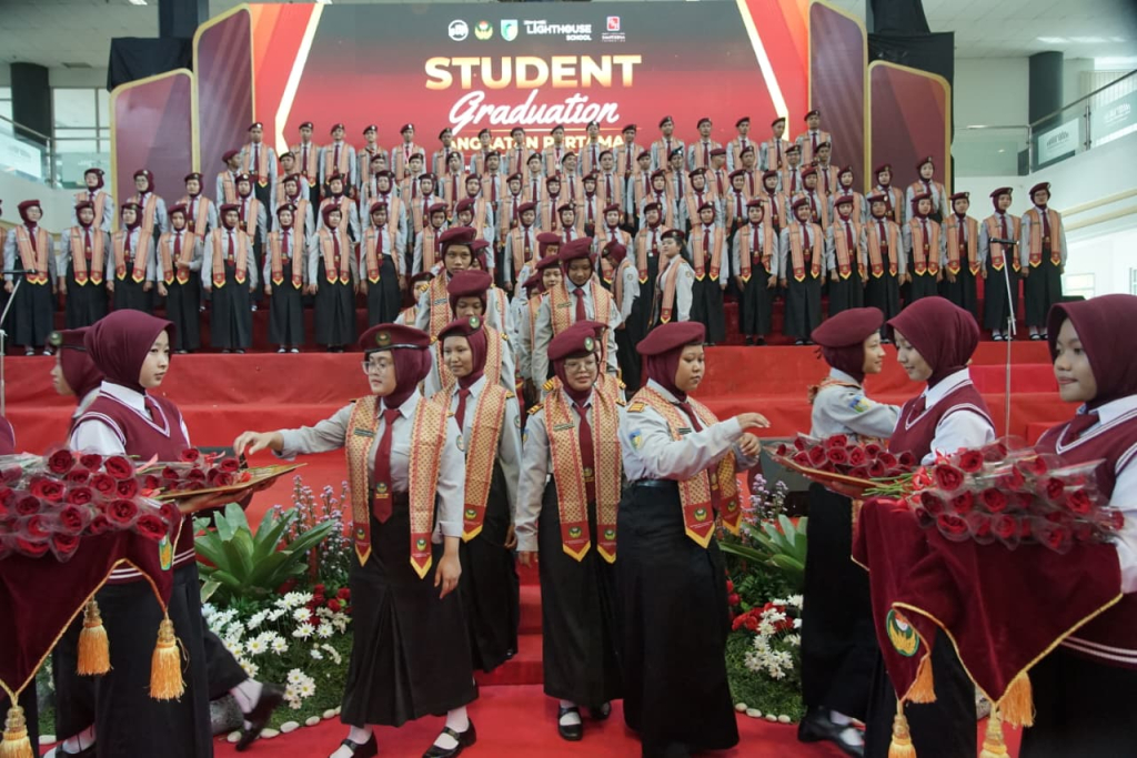 Wisuda SMA Dharma Wanita 1 Pare Boarding School, saat berlangsung di SLG Convention Hall. (FT/Budi Arya)