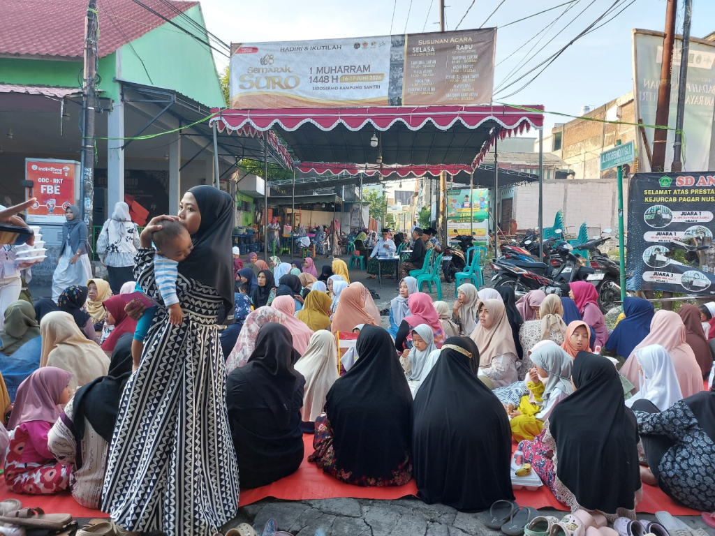 SEMARAK : Antusiasme masyarakat dari semua lapisan masyarakat Sidosermo mengikuti tahlil dalam rangkaian memperingati 1 Muharam. (dok/harianduta.id)