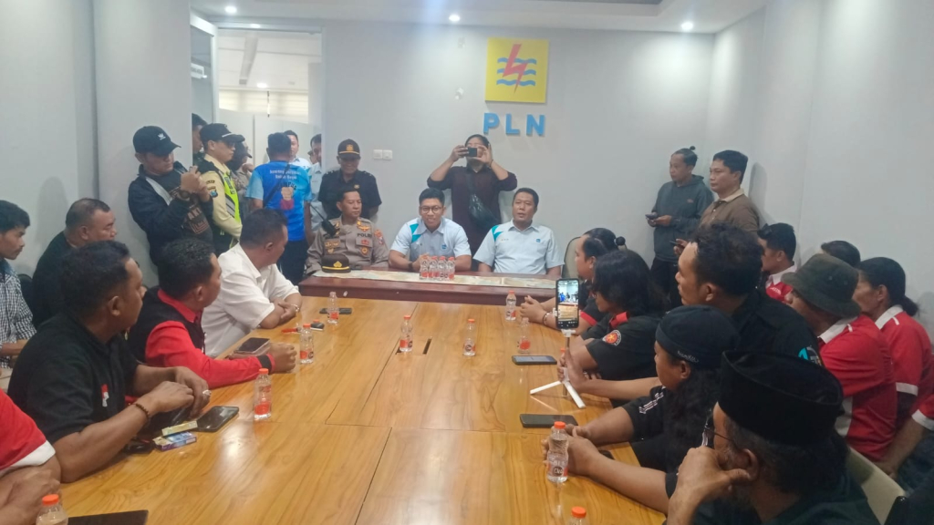 Gabungan LSM saat Audiensi dengan Manajer PLN UP3 Situbondo (Heru/harianduta.id)