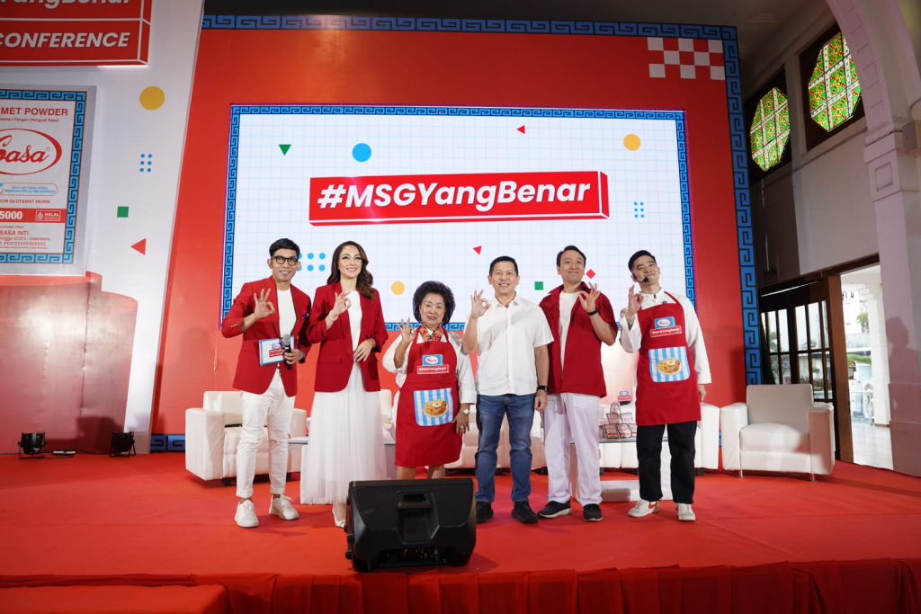 (Ki-Ka) Indra Herlambang, Reisa Broto Asmoro, Bu Rudy, Albert Dinata, M. Rizal, M.Gz, Ms, Dietisien, Martin Praja, dalam acara Press Conference Sasa #MSGYangBenar di Alun Alun Surabaya Selasa 30 Juni 2026. (dok/ist)