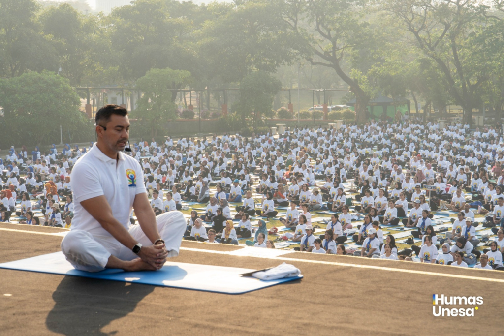 Anjasmara menjadi instruktur Yoga di Unesa, Minggu (211/6/2026). FOTO/ist
