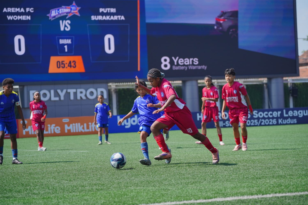 Arema FC Women (jersey biru) sukses meredam perlawanan Putri Surakarta (jersey merah) di partai penyisihan fase Grup A U-15 HYDROPLUS Soccer Challenge All-Stars 2025/2026 yang berlangsung di Supersoccer Arena, Rendeng, Kudus, Minggu (5/7/2026). Arema FC W