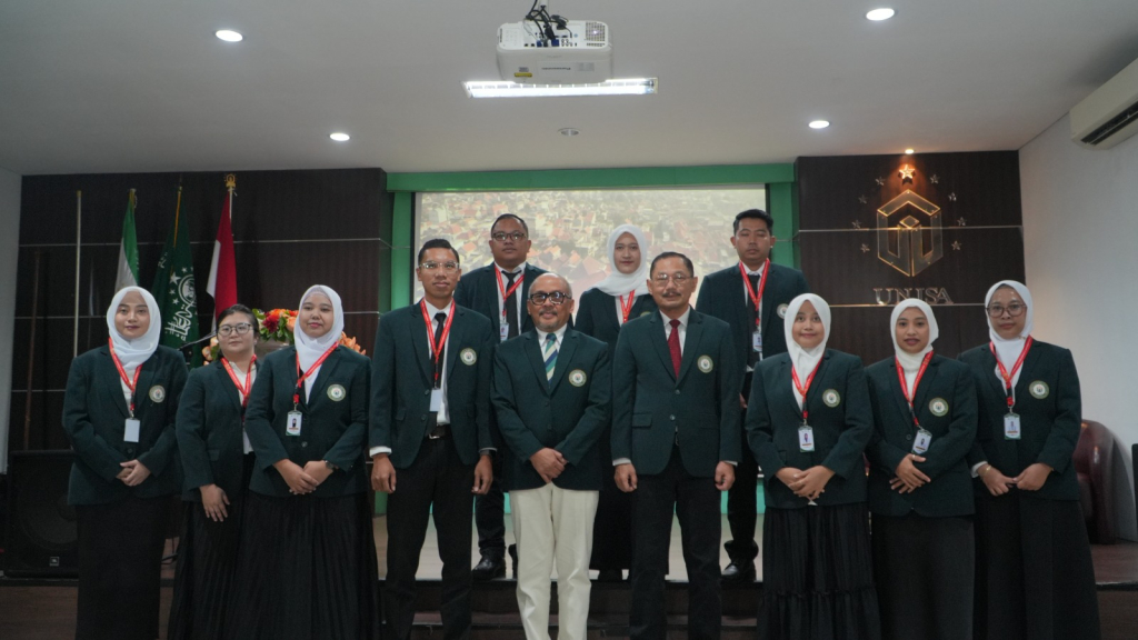 Rektor Unusa Prof Tri Yogi Yuwono dan Dekan FK Prof Dr dr Budi Santoso berfoto bersama mahasiswa PPDS usai pelantikan, Selasa (7/7/2026). FOTO/ist