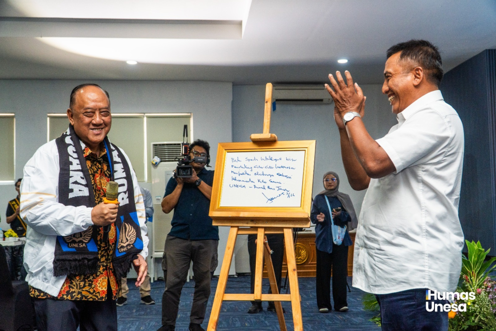Rektor Unesa, Prof Nurhasan (kanan) saat penandatanganan kerjasama dengan KONI Pusat. FOTO/ist