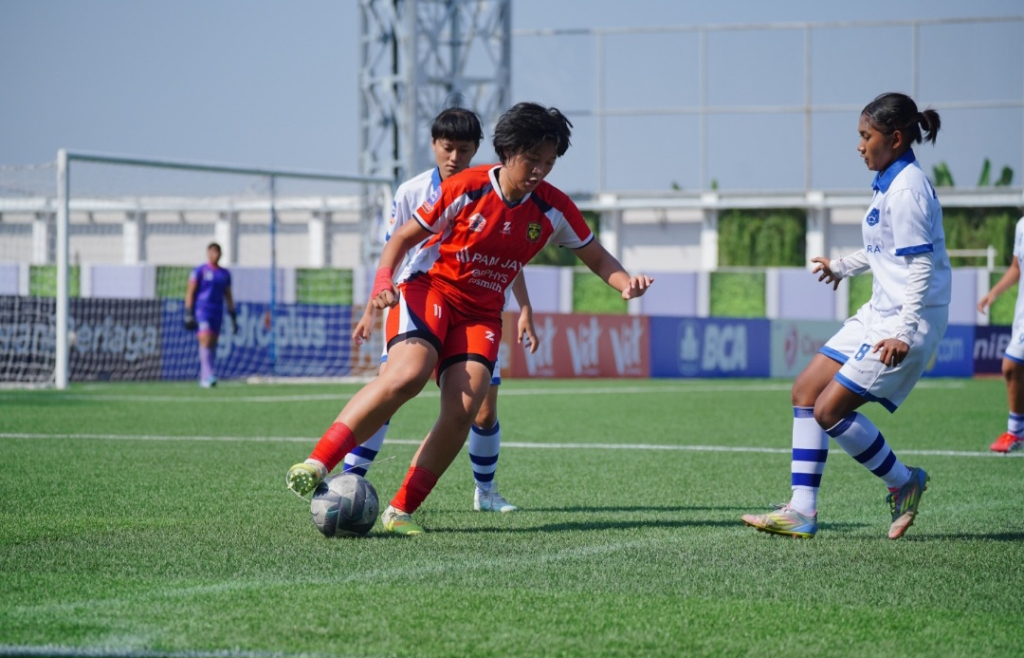 Putri JP Jakarta (jersey merah) menuntaskan perlawanan Tigers Football Academy Surabaya (jersey putih) dengan skor tipis 1-0 dalam laga terakhir babak penyisihan Grup A Hydroplus Soccer League All-Stars 2025/2026 yang berlangsung di Supersoccer Arena, Kud