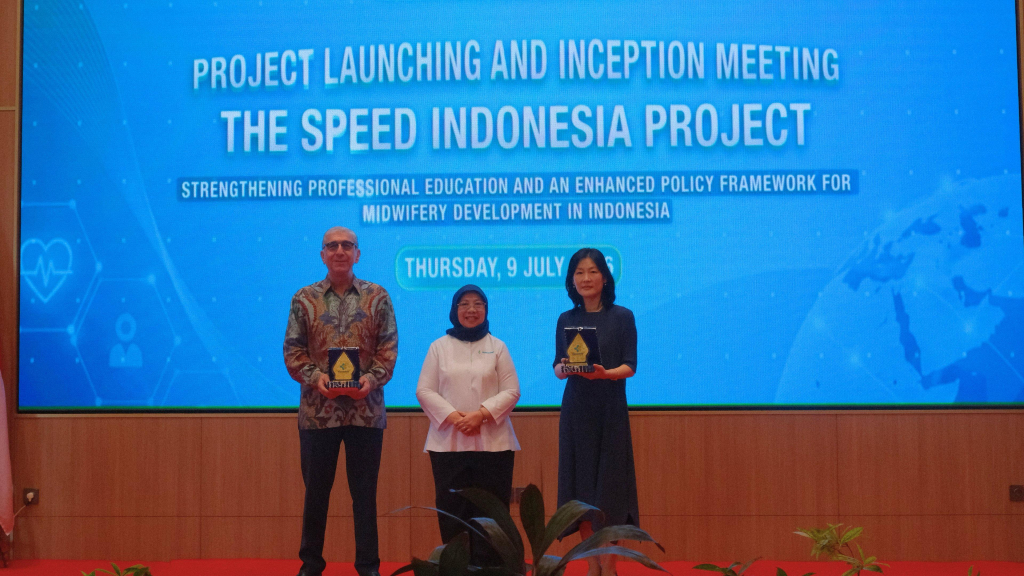 kir-ka : Hassan Mohtashami (Perwakilan UNFPA di Indonesia), Yuli Farianti (Direktur Jenderal Sumber Daya Manusia Kesehatan Kemenkes), dan Kim Hyo Jin (Direktur Negara KOICA Indonesia) berpose untuk foto dengan penghargaan simbolis selama peluncuran proyek