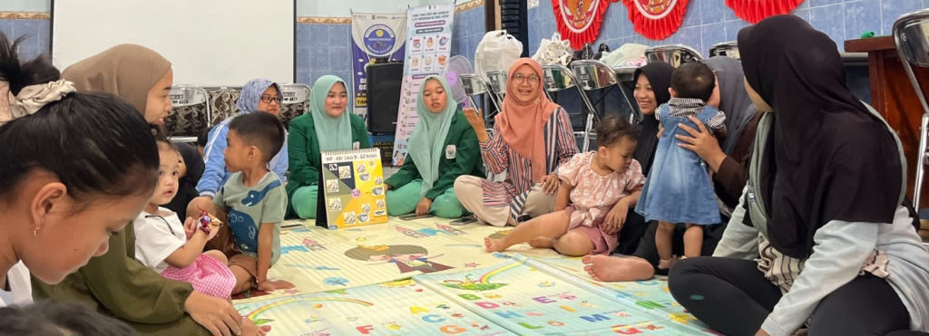 Dosen dan mahasiswa Kebidanan Unusa memberikan edukasi pada kader dan ibu rumah tangga tentang pentingnya praktik PMBA di Kelurahan Wonokromo, Surabaya.