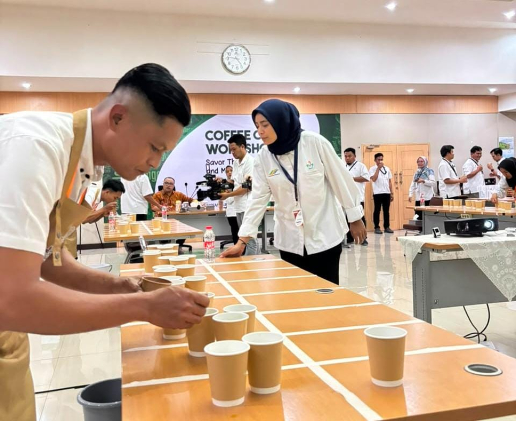 Peserta antusias mengikuti Coffee Cupping Workshop bertema Savor the Flavor, Aroma and Meet the Expert di Kantor PTPN I Regional 5, Surabaya. FOTO/ist