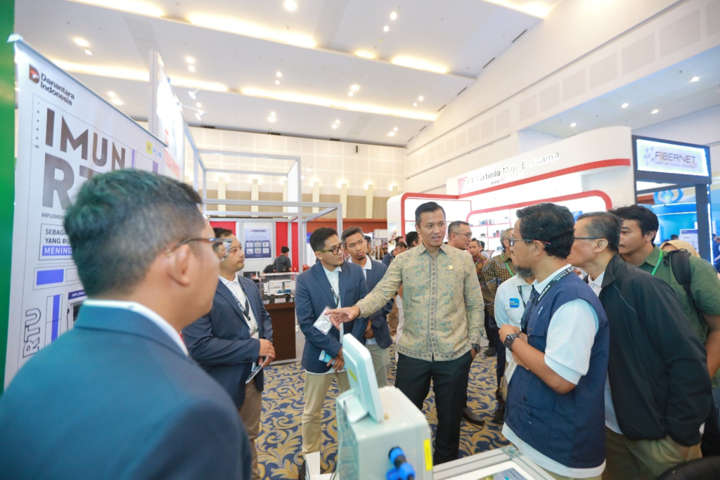 Tim Karya Inovasi PLN UID Jawa Timur sedang memaparkan karyanya kepada GM PLN UID Jatim. FOTO/ist