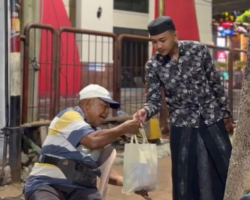 Pemberian paket sembako pada pekerja jalanan di Kota Surabaya, Jumat (17/7/2026). FOTO/ist