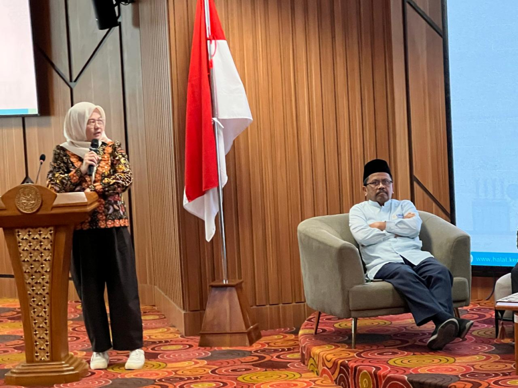 Kepala Pusat Industri Halal Kemenperin, Dewi Setiawati saat menjadi pembicara dalam acara Airlangga Khair 2026 (Konferensi Halal Nasional Riset dan Inovasi Airlangga), di ASEEC Tower, Kamis (30/7/2026). FOTO/ist