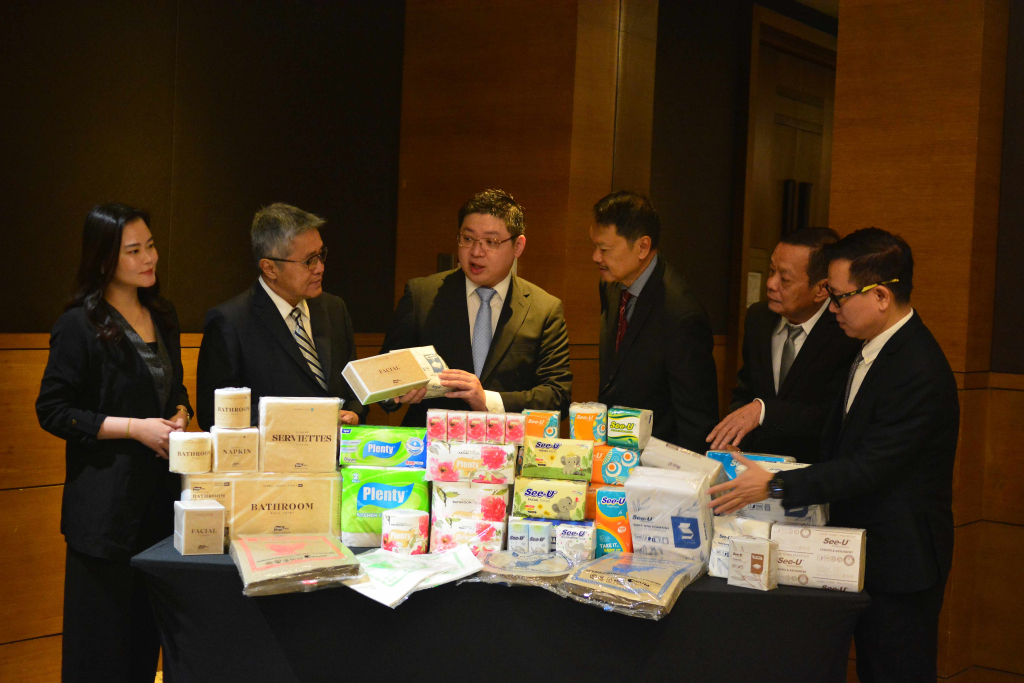 PRODUK : Direksi PT Suparma Tbk melihat aneka produk yang diproduksi perseroan usai RUPS, Selasa 30 Juni 2026. (dok/duta.co)

        