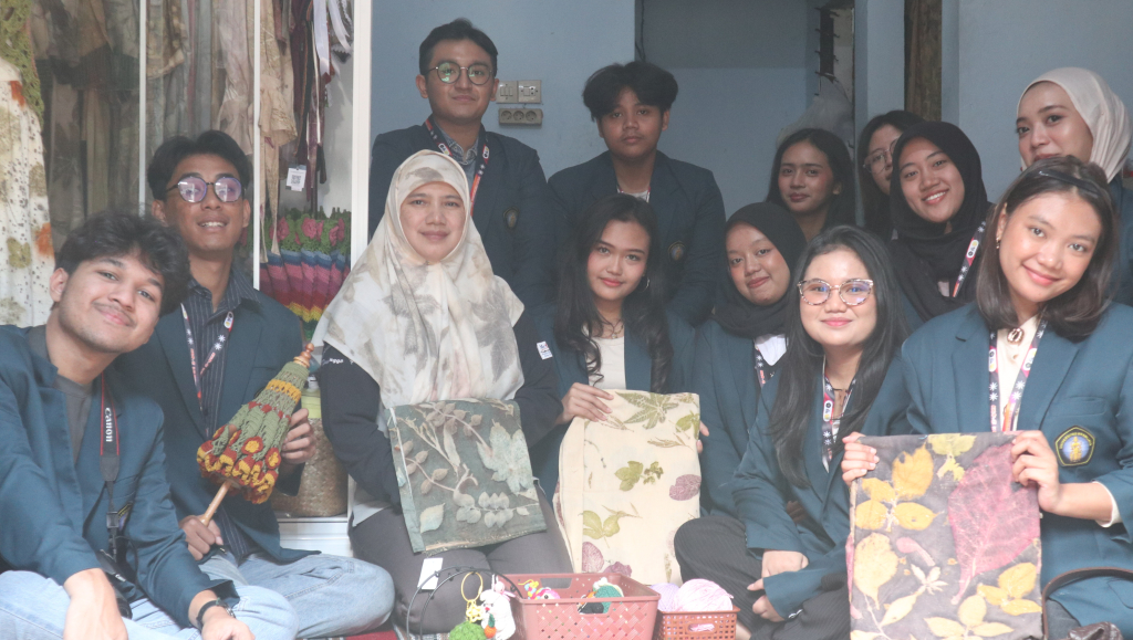 Mahasiswa KKN-T Kelompok 54 SIGAP UMKM FIA UB melaksanakan salah satu program kerja unggulan berupa pembuatan video profil dan naskah profil UMKM sebagai upaya memperkuat promosi digital bagi pelaku usaha mikro di Kota Batu. (dok/harianduta.id)