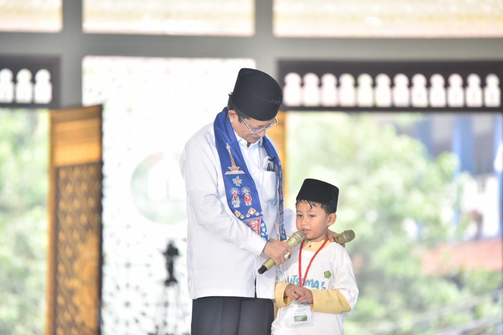 Menteri Agama Nasaruddin Umar bersama peserta didik baru. FOTO/ist
