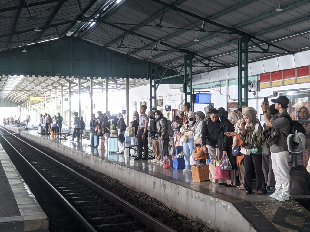Suasana penumpang di Stasiun KA Kediri.(dok/Budi Arya)